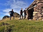 23 Baita dei Tre Pizzi (2116 m) ...spunta a sx la cima del piu alto